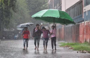 Uttarakhand Weather: सुबह से बारिश, यमुनोत्री धाम में बर्फबारी, बदले मौसम के मिजाज ने लोगों को चौंकाया