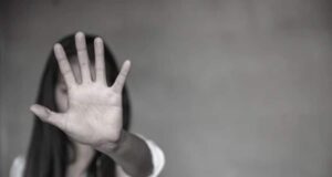 Sitarganj: पति की हैवानियत, पत्नी से मारपीट के बाद बनाए जबरन संबंध, गला दबाकर जान से मारने की कोशिश भी की