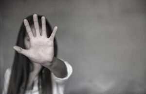 Sitarganj: पति की हैवानियत, पत्नी से मारपीट के बाद बनाए जबरन संबंध, गला दबाकर जान से मारने की कोशिश भी की