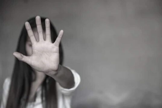 Sitarganj: पति की हैवानियत, पत्नी से मारपीट के बाद बनाए जबरन संबंध, गला दबाकर जान से मारने की कोशिश भी की