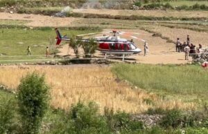 Tehri: हेलिकॉप्टर की खेतों में इमरजेंसी लैंडिंग, हाईटेंशन विद्युत लाइन के संपर्क में आया, छह यात्री थे सवार
