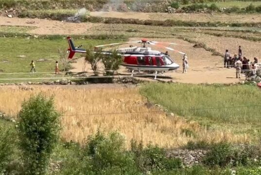 Tehri: हेलिकॉप्टर की खेतों में इमरजेंसी लैंडिंग, हाईटेंशन विद्युत लाइन के संपर्क में आया, छह यात्री थे सवार