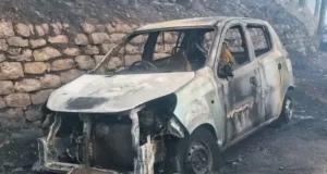 उत्तराखंड में जंगल की आग से घिरा नर्सिंग कालेज, सड़क पर खड़ी कार खाक