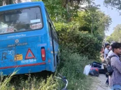 काशीपुर में बाइक सवार को बचाते हुए रोडवेज बस पेड़ से टकराई, 13 यात्री घायल