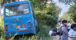 काशीपुर में बाइक सवार को बचाते हुए रोडवेज बस पेड़ से टकराई, 13 यात्री घायल