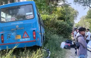 काशीपुर में बाइक सवार को बचाते हुए रोडवेज बस पेड़ से टकराई, 13 यात्री घायल