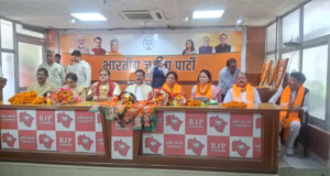 Uttarakhand: कांग्रेस को झटका, प्रदेश अध्यक्ष महेंद्र भट्ट की मौजूदगी कई नेताओं ने थामा बीजेपी का दामन