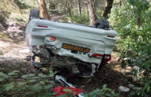 Road Accident: थल-मुनस्यारी सड़क पर अनियंत्रित होकर टैक्सी खाई में गिरी, एक की मौत, पांच घायल