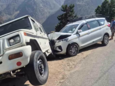 Chamoli: बदरीनाथ धाम से लौट रही तेज रफ्तार कार हुई अनियंत्रित, सड़क किनारे खड़े वाहनों से हुई जबरदस्त टक्कर