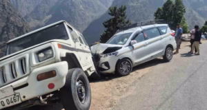 Chamoli: बदरीनाथ धाम से लौट रही तेज रफ्तार कार हुई अनियंत्रित, सड़क किनारे खड़े वाहनों से हुई जबरदस्त टक्कर