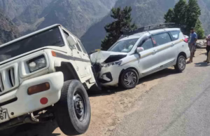 Chamoli: बदरीनाथ धाम से लौट रही तेज रफ्तार कार हुई अनियंत्रित, सड़क किनारे खड़े वाहनों से हुई जबरदस्त टक्कर
