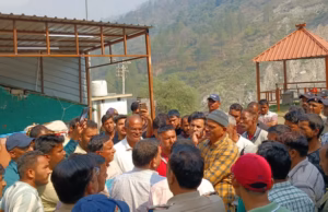 Chamoli: बदरीनाथ हाईवे के समीप चीड़ के जंगल में लगी आग, बुझाने गए फायर वाचर की खाई में गिरने से मौत