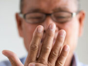 क्या आपका खान-पान बढ़ा रहा है Parkinson’s का खतरा? जानें क्या खाएं और किन चीजों से करें परहेज 1