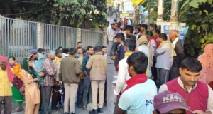 Dehradun: कांवली रोड पर दर्दनाक हादसा, डंपर ने मजदूर को कुचला, सड़क पर टायर जलाकर लोगों ने किया प्रदर्शन