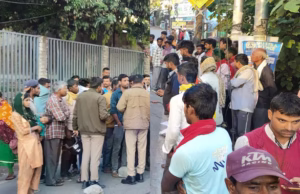 Dehradun: कांवली रोड पर दर्दनाक हादसा, डंपर ने मजदूर को कुचला, सड़क पर टायर जलाकर लोगों ने किया प्रदर्शन