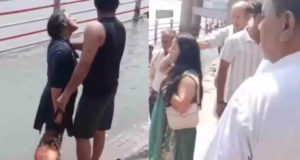 Haridwar: महिला यात्री के गंगा में कुत्ते को नहलाने पर हंगामा, डंडे से युवकों के मछलियां मारने पर आक्रोश