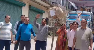 Karnaprayag: बहुगुणानगर में आपदा सुरक्षा कार्यों का विरोध, जमकर की नारेबाजी, प्रभावित बोले पहले मुआवजा दें