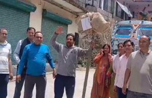 Karnaprayag: बहुगुणानगर में आपदा सुरक्षा कार्यों का विरोध, जमकर की नारेबाजी, प्रभावित बोले पहले मुआवजा दें