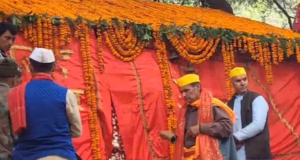 Chamoli: लाटू देवता मंदिर के कपाट विधि विधान से छह महीने के लिए खुले, पुजारी ने आंख पर पट्टी बांधकर की पूजा