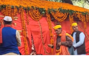 Chamoli: लाटू देवता मंदिर के कपाट विधि विधान से छह महीने के लिए खुले, पुजारी ने आंख पर पट्टी बांधकर की पूजा