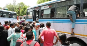 Uttarakhand: नैनीताल जाने वाली बस में भारी भीड़, सीट पाने के लिए खिड़कियों से घुसे सैलानी