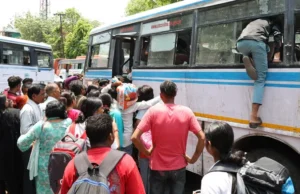 Uttarakhand: नैनीताल जाने वाली बस में भारी भीड़, सीट पाने के लिए खिड़कियों से घुसे सैलानी