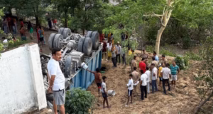 Rishikesh: भद्रकाली के पास भयावह हादसा, ट्रक दुर्घटनाग्रस्त, झोपड़ी में रह रही महिला पर गिरे डिवाइडर, दो मौतें