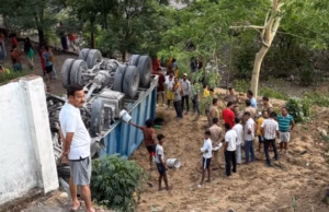 Rishikesh: भद्रकाली के पास भयावह हादसा, ट्रक दुर्घटनाग्रस्त, झोपड़ी में रह रही महिला पर गिरे डिवाइडर, दो मौतें