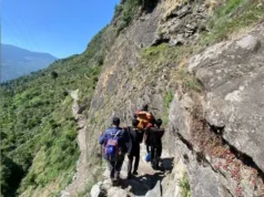 उत्तरकाशी के सेवा गांव में सड़क नहीं, बीमार महिला को 11 किमी कंधों पर उठाकर पहुंचाया अस्पताल