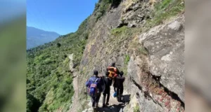 उत्तरकाशी के सेवा गांव में सड़क नहीं, बीमार महिला को 11 किमी कंधों पर उठाकर पहुंचाया अस्पताल