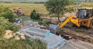 उत्तराखंड के नानकसागर बांध क्षेत्र में अवैध मजार पर चला बुलडोजर, अतिक्रमण हटाने पहुंची टीम ने किया ध्वस्तीकरण