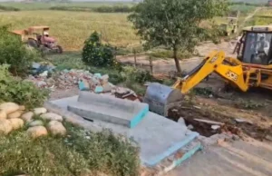 उत्तराखंड के नानकसागर बांध क्षेत्र में अवैध मजार पर चला बुलडोजर, अतिक्रमण हटाने पहुंची टीम ने किया ध्वस्तीकरण