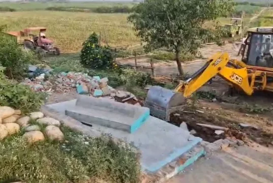 उत्तराखंड के नानकसागर बांध क्षेत्र में अवैध मजार पर चला बुलडोजर, अतिक्रमण हटाने पहुंची टीम ने किया ध्वस्तीकरण