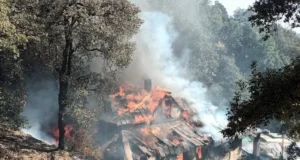नैनीताल में पुराने भवनों की जर्जर बिजली लाइनें, बढ़ा शॉर्ट-सर्किट का जोखिम