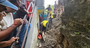 देहरादून के राजपुर में दीवार गिरने से वृद्ध महिला मलबे में फंसी, एसडीआरएफ ने बचाई जान