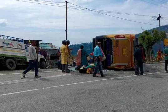 उत्तराखंड में टिहरी गढ़वाल में चारधाम यात्रियों की बस पलटी, 5 तीर्थयात्री हुए घायल