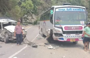श्रीनगर गढ़वाल: कीर्तिनगर में बस और टाटा सूमो की जोरदार भिड़ंत, चालक घायल, बस में सवार 32 यात्री बाल-बाल बचे