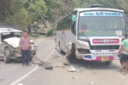 श्रीनगर गढ़वाल: कीर्तिनगर में बस और टाटा सूमो की जोरदार भिड़ंत, चालक घायल, बस में सवार 32 यात्री बाल-बाल बचे