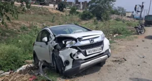 Haldwani: गौला बाईपास पर दो कारों की भीषण भिड़ंत, खेत में जा घुसी एक कार और दूसरी के उड़े परखच्चे