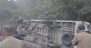 ज्योतिर्मठ: बदरीनाथ हाईवे के पास टेंपो ट्रैवलर सड़क पर पलटा, एक महिला यात्री की मौत, 16 को बचाया