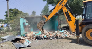 Vikasnagar: सरकारी भूमि पर हुए अतिक्रमण के खिलाफ बड़ी कार्रवाई, मजार व अन्य अस्थायी निर्माण ध्वस्त