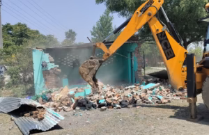 Vikasnagar: सरकारी भूमि पर हुए अतिक्रमण के खिलाफ बड़ी कार्रवाई, मजार व अन्य अस्थायी निर्माण ध्वस्त