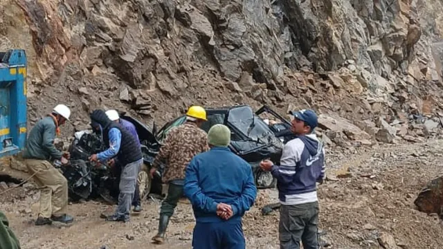 boulder-falls-on-tourist-vehicle-on-china-border-1781256027400_v