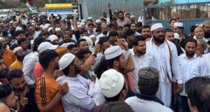 Dehradun: मस्जिद सील किए जाने के विरोध में मुस्लिम सेवा संगठन का डीएम कार्यालय में कूच, भारी पुलिस बल तैनात