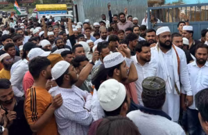Dehradun: मस्जिद सील किए जाने के विरोध में मुस्लिम सेवा संगठन का डीएम कार्यालय में कूच, भारी पुलिस बल तैनात