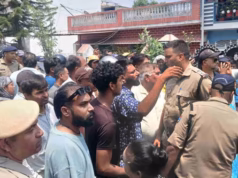 Dehradun: जमीन पर कब्जा कराने पहुंची प्रशासन की टीम का जबरदस्त विरोध, युवकों ने अपने ऊपर डाला पेट्रोल