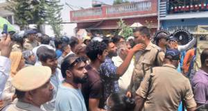 Dehradun: जमीन पर कब्जा कराने पहुंची प्रशासन की टीम का जबरदस्त विरोध, युवकों ने अपने ऊपर डाला पेट्रोल