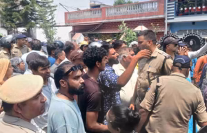 Dehradun: जमीन पर कब्जा कराने पहुंची प्रशासन की टीम का जबरदस्त विरोध, युवकों ने अपने ऊपर डाला पेट्रोल