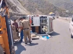 Devprayag: केदारनाथ जा रहे तीर्थयात्रियों का वाहन अनियंत्रित होकर पलटा, चीख-पुकार मचते ही मदद के लिए दौड़े लोग