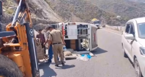 Devprayag: केदारनाथ जा रहे तीर्थयात्रियों का वाहन अनियंत्रित होकर पलटा, चीख-पुकार मचते ही मदद के लिए दौड़े लोग